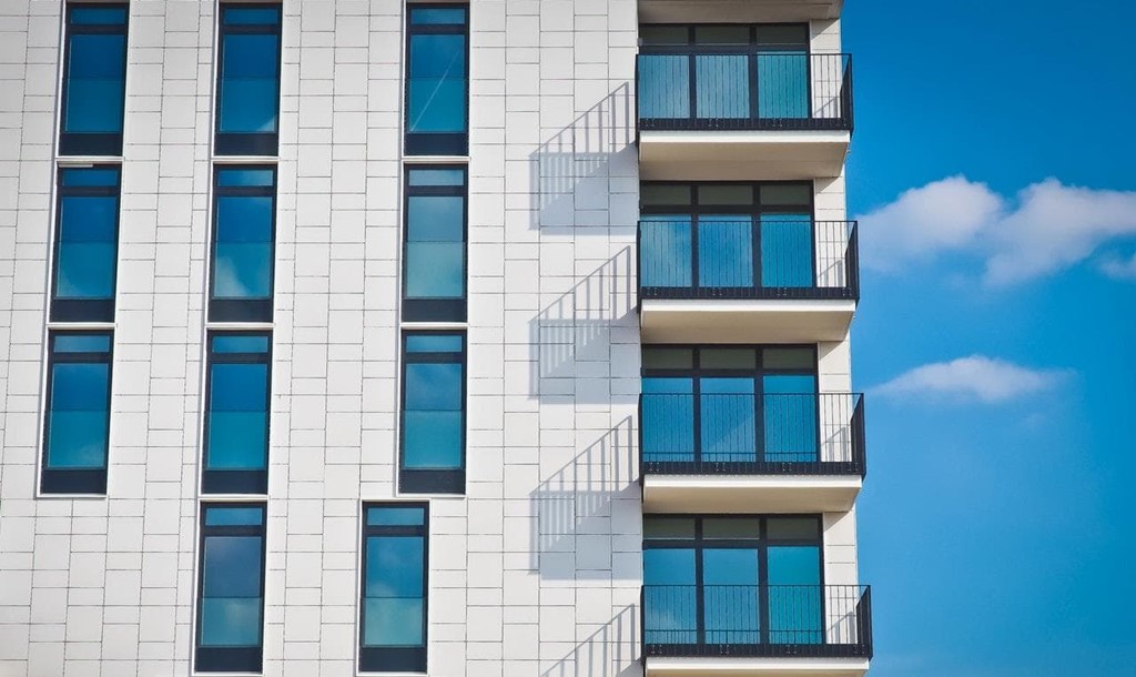 Cada cuánto tiempo es recomendable limpiar la fachada de un edificio