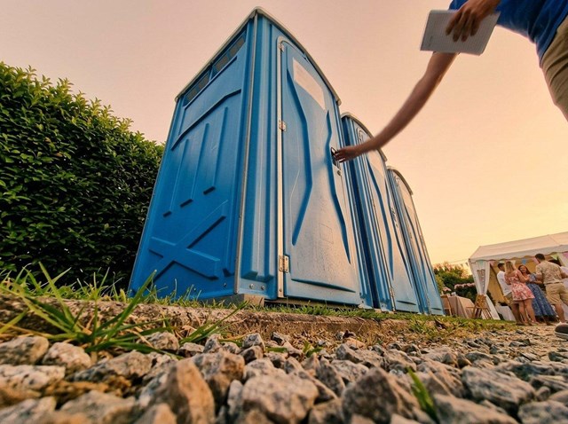 Celebra sin preocupaciones: alquiler y limpieza de baños químicos para eventos en Narón - Imagen 1