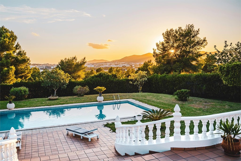 ¿Cómo cuidar tu piscina en otoño? ¡Nosotros nos encargamos!