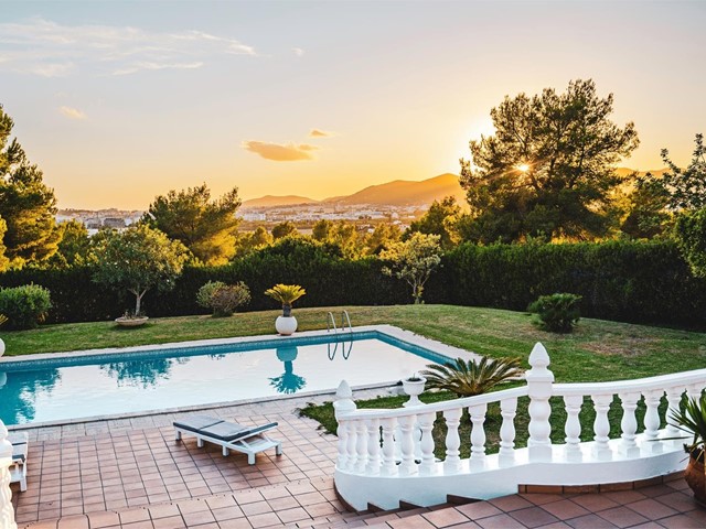 ¿Cómo cuidar tu piscina en otoño? ¡Nosotros nos encargamos!