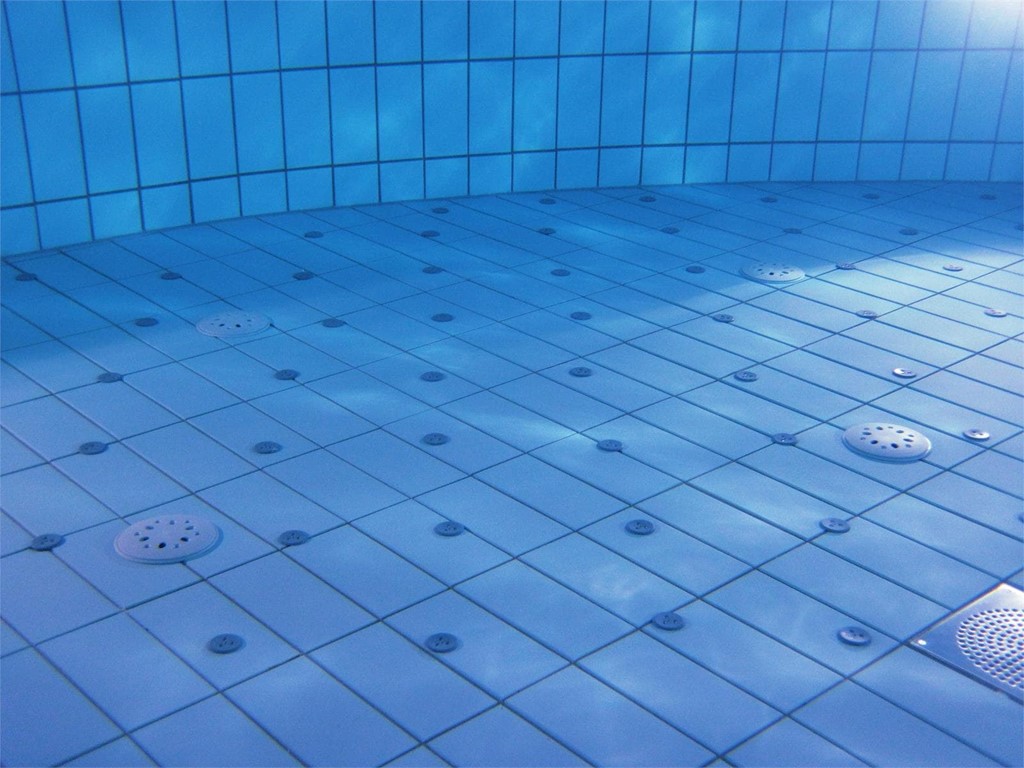 Cómo desatascar las tuberías de la piscina y prevenir futuros atascos