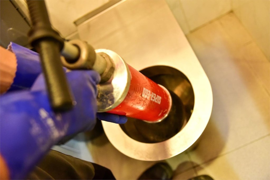 El error más común que cometes al intentar desatascar el WC y cómo evitarlo